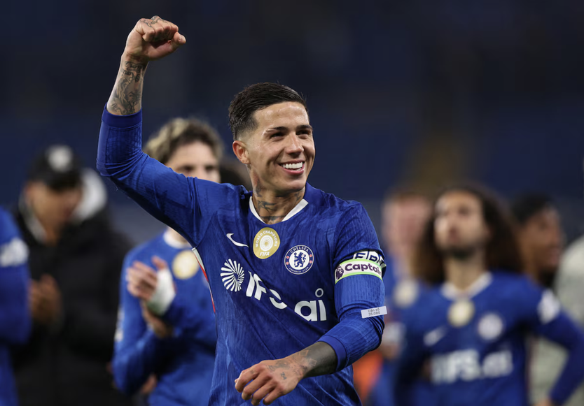 Man City đạt thỏa thuận chiêu mộ Enzo Fernandez từ Chelsea với giá kỷ lục - Ảnh 1.