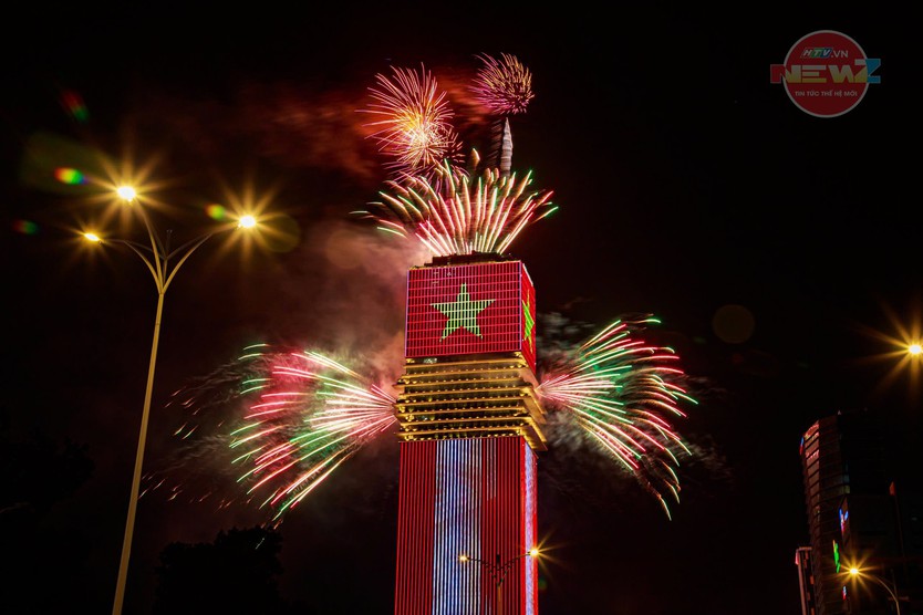 NewZground: TP. Hồ Chí Minh rực rỡ trong đêm Quốc khánh 2/9 - Ảnh 9.