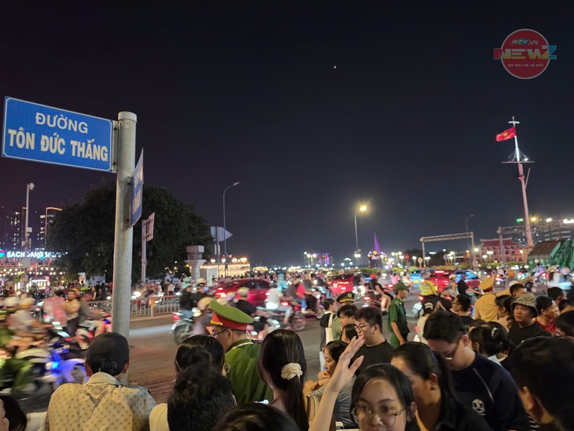 NewZground: TP. Hồ Chí Minh rực rỡ trong đêm Quốc khánh 2/9 - Ảnh 4.