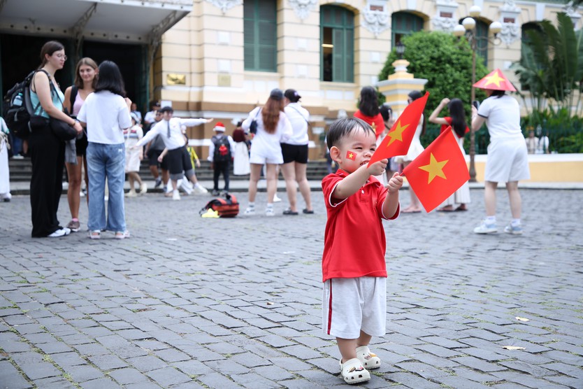 Không khí ngày Quốc khánh 2/9: Người dân xuống phố mừng ngày Tết Độc lập - Ảnh 3.