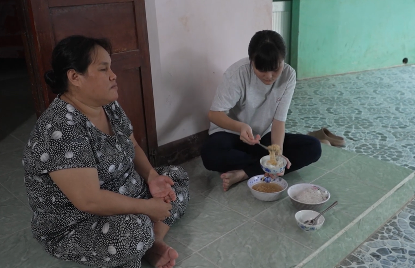 Mái ấm gia đình Việt: Cô bé 14 tuổi chăm mẹ mù hơn 10 năm - Ảnh 4.