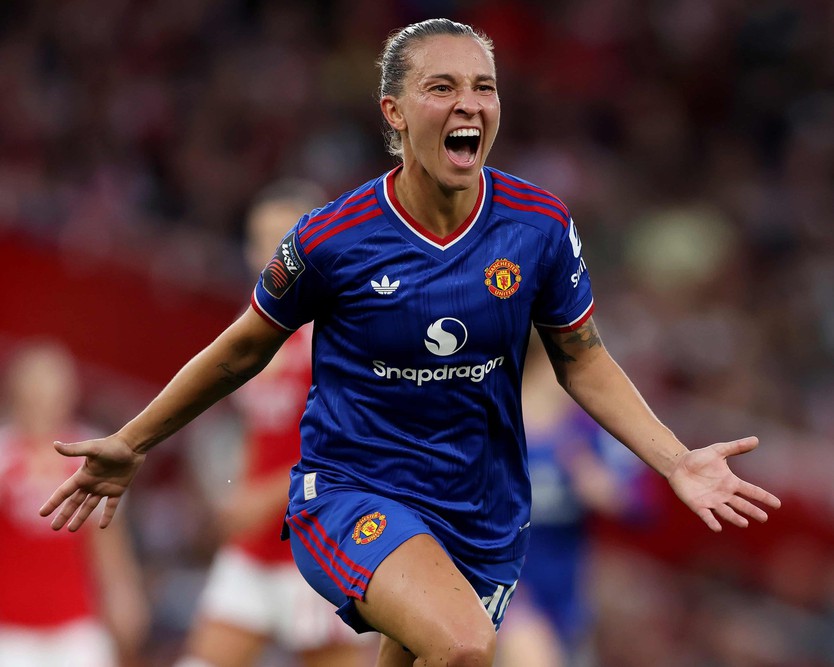 Holmberg cứu Arsenal ở phút bù giờ, Manchester United có điểm đầu tiên tại WSL - Ảnh 2.