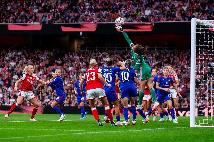 Holmberg cứu Arsenal ở phút bù giờ, Manchester United có điểm đầu tiên tại WSL - Ảnh 1.