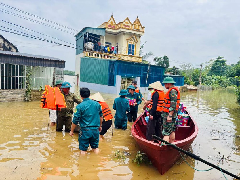 Hàng chục nghìn lượt chiến sĩ hỗ trợ người dân Thanh Hóa khắc phục hậu quả mưa lũ - Ảnh 3.