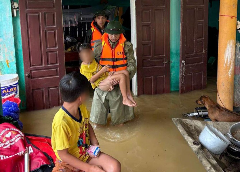 Hàng chục nghìn lượt chiến sĩ hỗ trợ người dân Thanh Hóa khắc phục hậu quả mưa lũ - Ảnh 2.