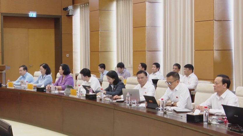Bộ trưởng Bộ Giáo dục và Đào tạo làm rõ tình trạng thiếu sách giáo khoa - Ảnh 4.