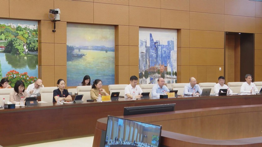 Bộ trưởng Bộ Giáo dục và Đào tạo làm rõ tình trạng thiếu sách giáo khoa - Ảnh 3.