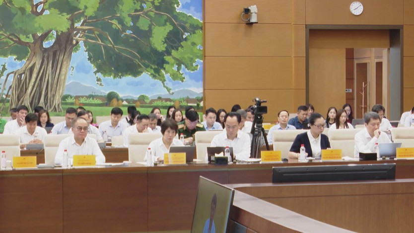 Bộ trưởng Bộ Giáo dục và Đào tạo làm rõ tình trạng thiếu sách giáo khoa - Ảnh 2.