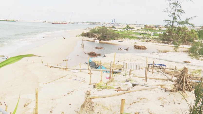 Quảng Trị sạt lở bờ biển, người dân bất an chờ phương án di dời - Ảnh 1.