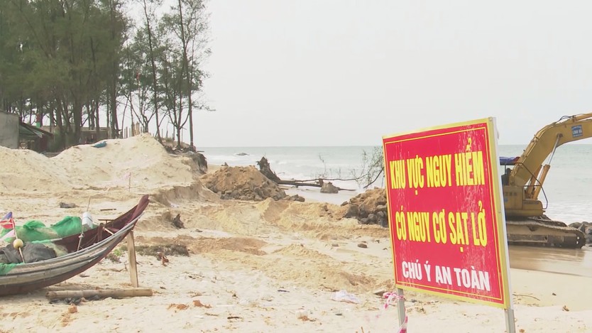 Quảng Trị sạt lở bờ biển, người dân bất an chờ phương án di dời - Ảnh 3.