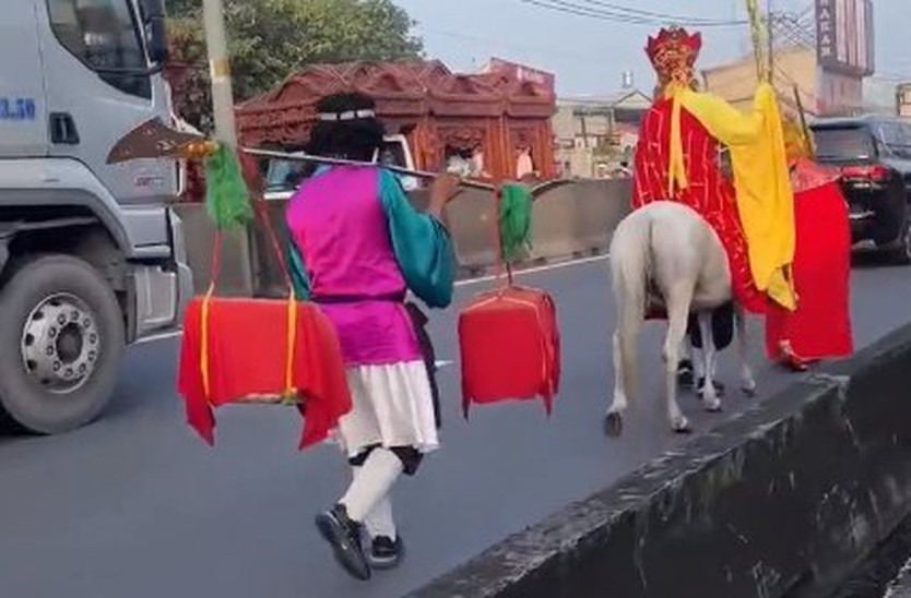 Xác minh nhóm người hóa trang thầy trò Đường Tăng đi vào làn ôtô ở TP. Hồ Chí Minh - Ảnh 1.