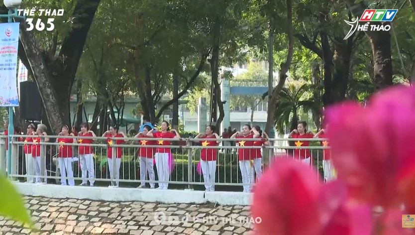 1.400 người tham gia đồng diễn Thể dục dưỡng sinh tại phường Phú Lâm - Ảnh 1.