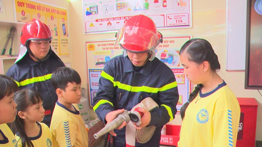 Đưa kỹ năng PCCC và CNCH vào trường học tại TP. Hồ Chí Minh - Ảnh 3.