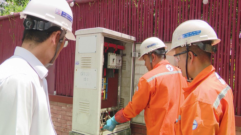 Ngành điện TP. Hồ Chí Minh khuyến cáo người dân chủ động phòng ngừa sự cố điện mùa mưa ngập - Ảnh 1.