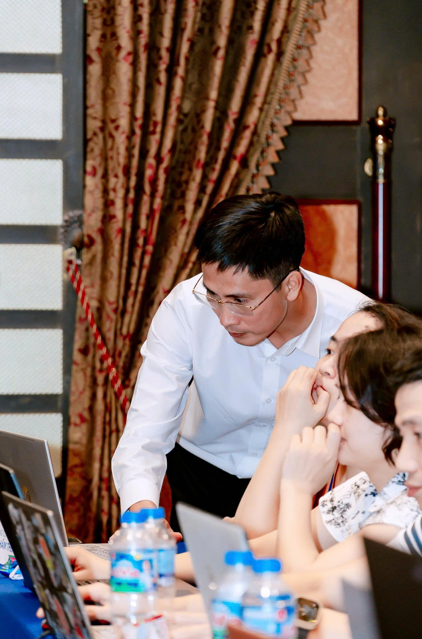 Kỷ nguyên AI: Người thầy không cạnh tranh với máy, mà dẫn dắt tư duy - Ảnh 2.