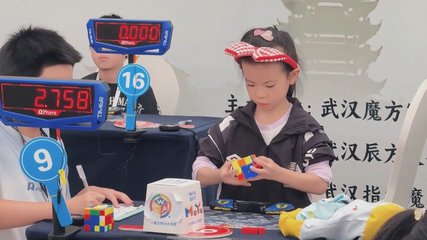 Bé gái 6 tuổi phá vỡ hai kỷ lục Thế giới Giải Rubik - Ảnh 1.