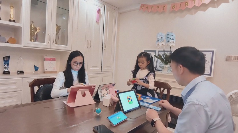 Bé gái 6 tuổi phá vỡ hai kỷ lục Thế giới Giải Rubik - Ảnh 3.