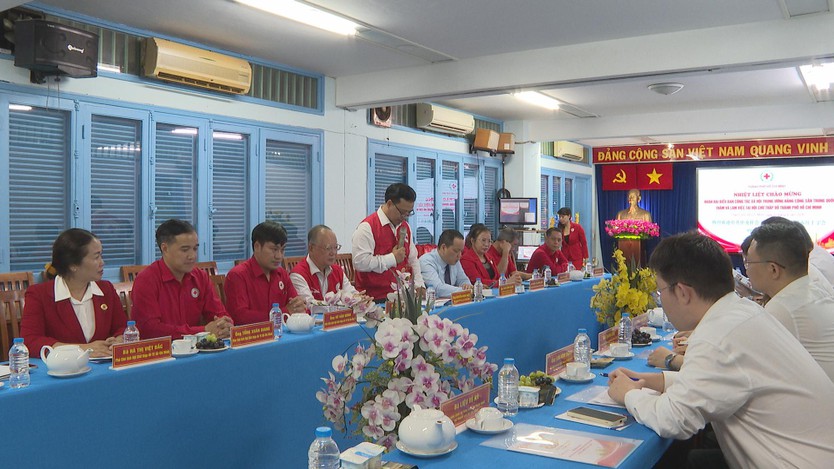 Hội Chữ thập đỏ TP. Hồ Chí Minh tăng cường hợp tác trong công tác xã hội, nhân đạo - Ảnh 2.