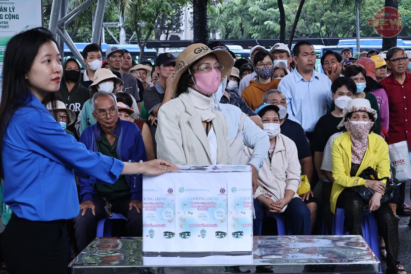Bốc thăm ở trạm xe buýt, nhiều hơn những phần quà - Ảnh 5.
