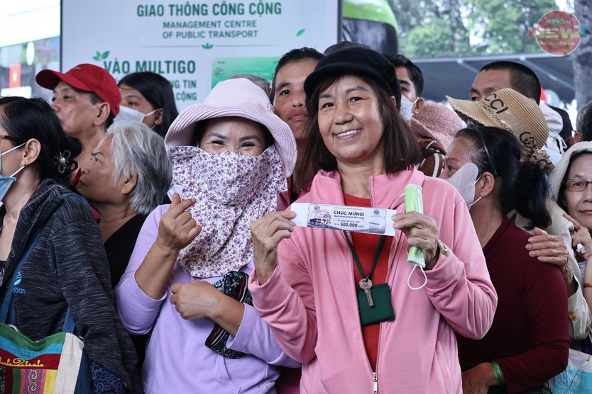 Bốc thăm ở trạm xe buýt, nhiều hơn những phần quà - Ảnh 6.