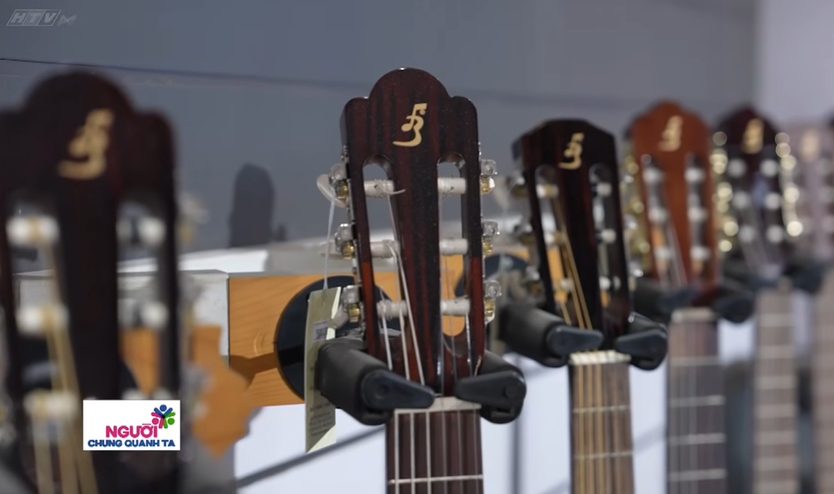 Nghề làm đàn guitar trở thành di sản gia đình | Người chung quanh ta - Ảnh 9.