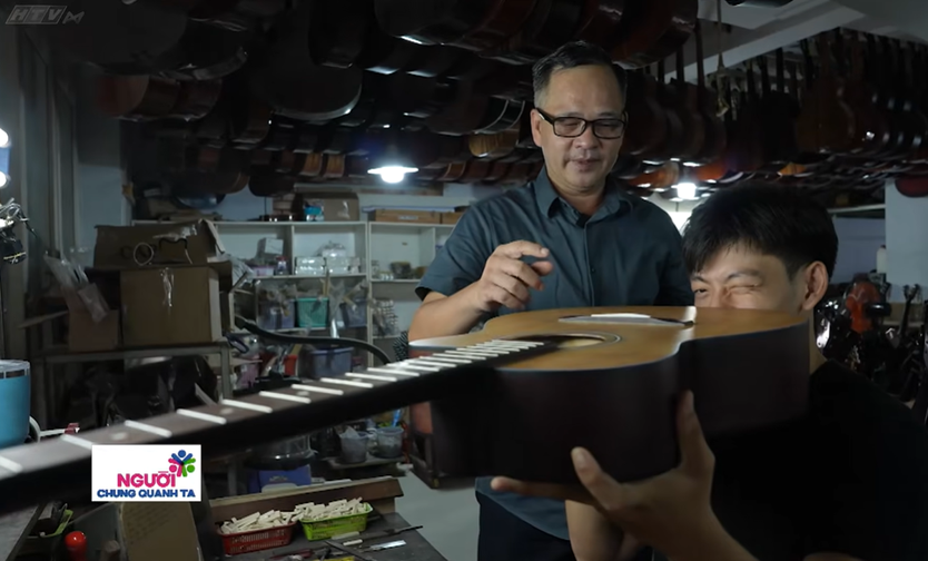 Nghề làm đàn guitar trở thành di sản gia đình | Người chung quanh ta - Ảnh 5.