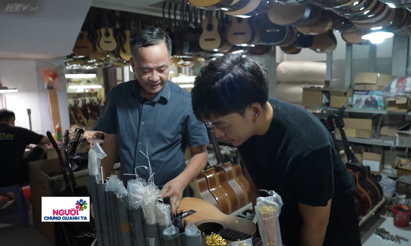 Nghề làm đàn guitar trở thành di sản gia đình | Người chung quanh ta - Ảnh 8.