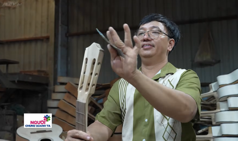 Nghề làm đàn guitar trở thành di sản gia đình | Người chung quanh ta - Ảnh 4.
