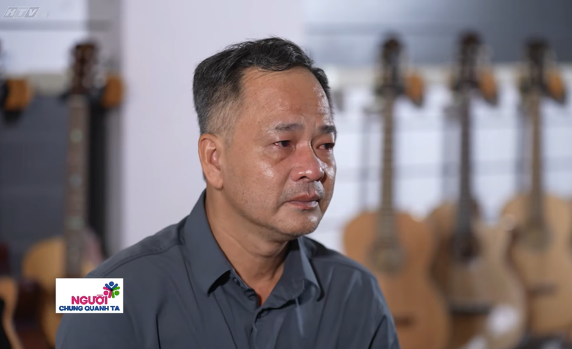 Nghề làm đàn guitar trở thành di sản gia đình | Người chung quanh ta - Ảnh 1.