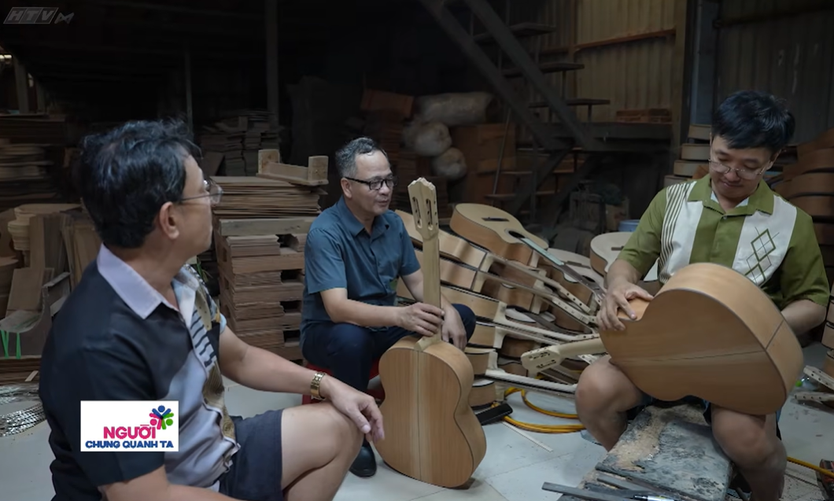 Nghề làm đàn guitar trở thành di sản gia đình | Người chung quanh ta - Ảnh 3.
