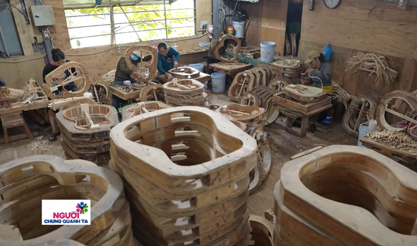 Nghề làm đàn guitar trở thành di sản gia đình | Người chung quanh ta - Ảnh 7.