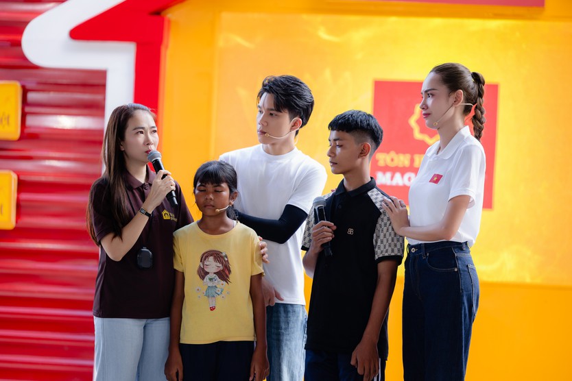 Lê Hoàng Phương về quê cùng Mái ấm gia đình Việt - Ảnh 10.