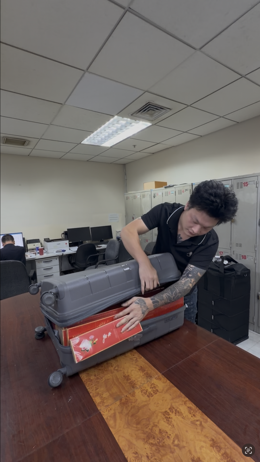 Khởi tố 4 người nước ngoài vận chuyển gần 18.000 bao thuốc lá lậu- Ảnh 4.