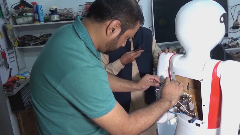 Pakistan: Robot biết phục vụ, trò chuyện với thực khách- Ảnh 5.