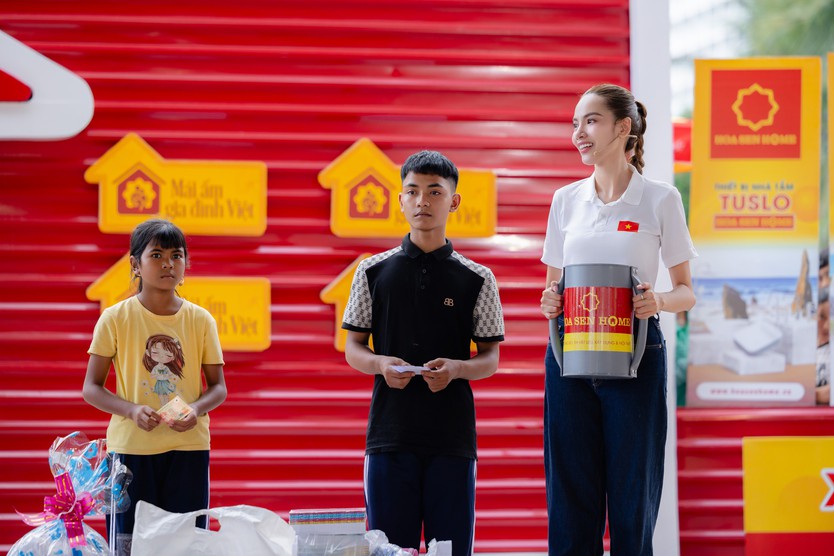 Lê Hoàng Phương về quê cùng Mái ấm gia đình Việt - Ảnh 2.