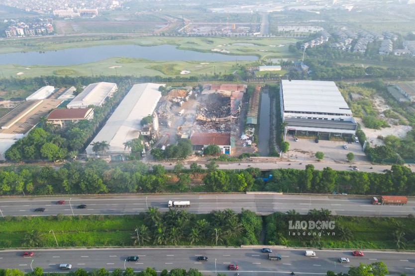 Cụm kho, xưởng rộng hơn 2.000m2 ở Hà Nội tan hoang sau vụ cháy - Ảnh 3.