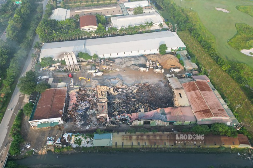 Cụm kho, xưởng rộng hơn 2.000m2 ở Hà Nội tan hoang sau vụ cháy - Ảnh 2.