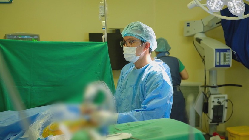 Cảnh báo trẻ hóa thoát vị đĩa đệm: Bé gái 13 tuổi phải phẫu thuật- Ảnh 2.