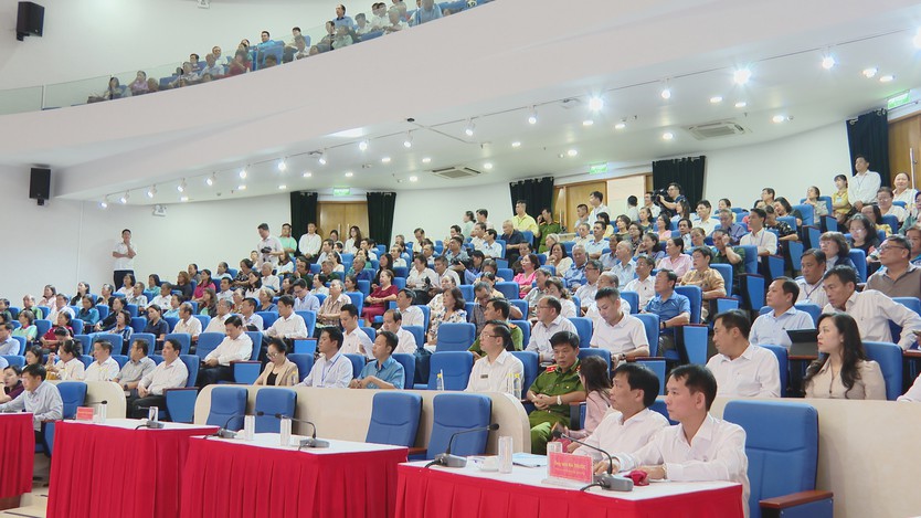 Chủ tịch Quốc hội tiếp xúc cử tri TP. Hồ Chí Minh: Thành phố quyết tâm đạt tăng trưởng 2 con số- Ảnh 2.