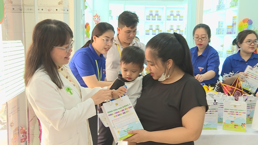 Trung thu cho em: Mang nụ cười đến bệnh nhi và trẻ em vùng xa- Ảnh 2.