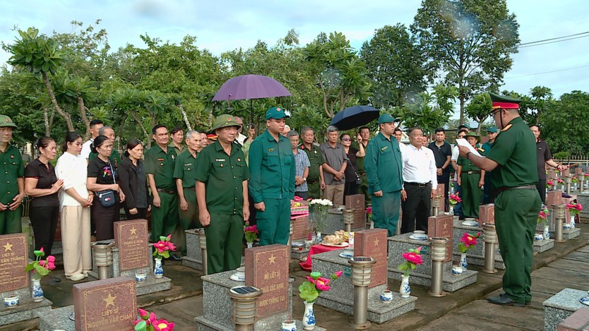 Ấm lòng hành trình đưa hài cốt liệt sĩ về với đất mẹ - Ảnh 2.