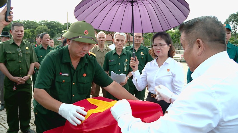 Ấm lòng hành trình đưa hài cốt liệt sĩ về với đất mẹ - Ảnh 1.