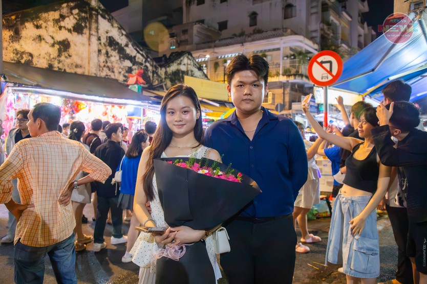 Phố lồng đèn Lương Nhữ Học đông kín người chen chân sau mưa- Ảnh 4.