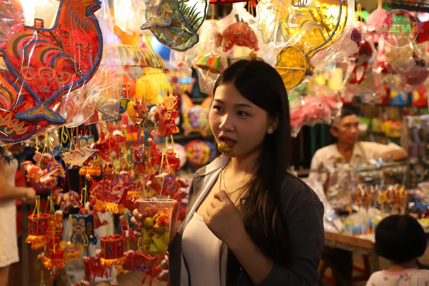 Phố lồng đèn Lương Nhữ Học đông kín người chen chân sau mưa- Ảnh 7.