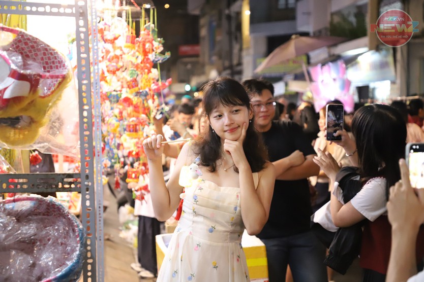 Phố lồng đèn Lương Nhữ Học đông kín người chen chân sau mưa- Ảnh 8.