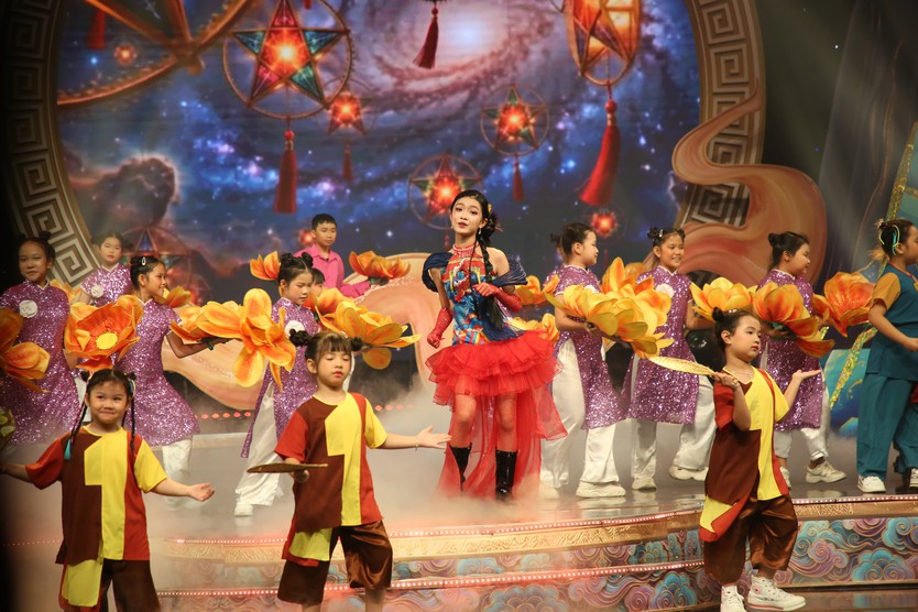 Đèn sao rực sáng cùng Thiên Kim, Trang Nhung, Tâm Như trong đêm rằm tháng Tám- Ảnh 3.