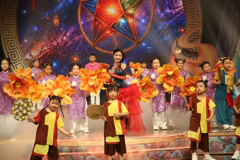 Đèn sao rực sáng cùng Thiên Kim, Trang Nhung, Tâm Như trong đêm rằm tháng Tám- Ảnh 1.