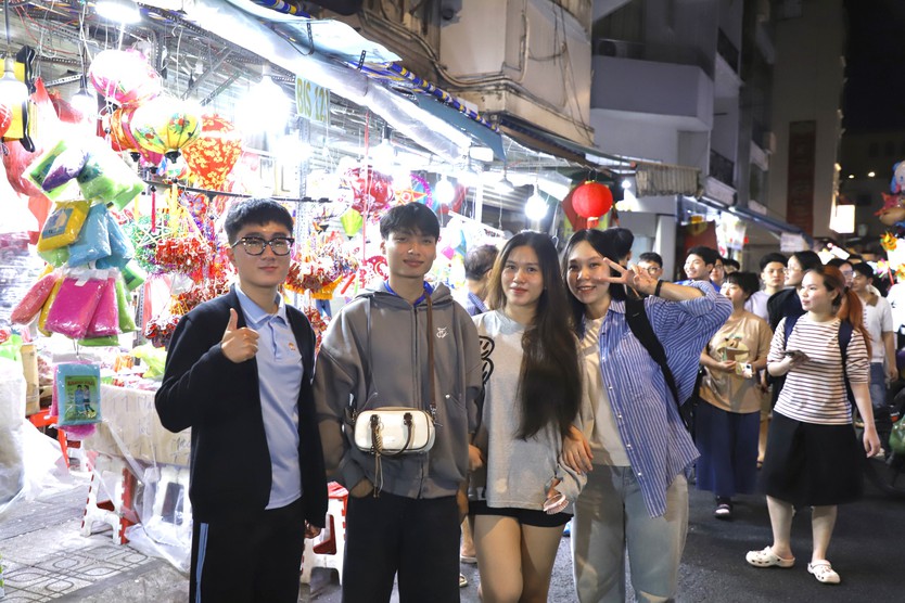 Phố lồng đèn Lương Nhữ Học đông kín người chen chân sau mưa- Ảnh 3.