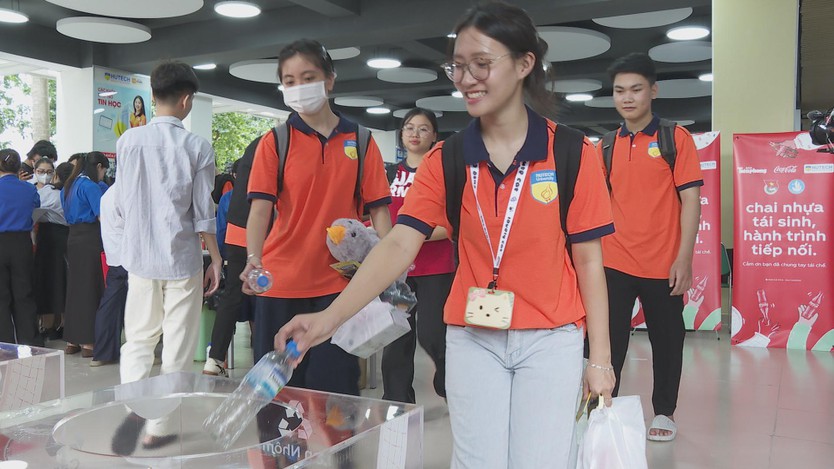 Chai nhựa tái sinh hành trình tiếp nối: Khởi động mùa 4 tại TP. Hồ Chí Minh - Ảnh 2.