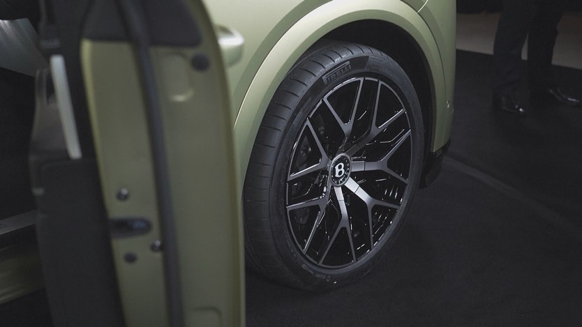 Bentley giới thiệu mẫu xe EV đầu tiên - Ảnh 1.